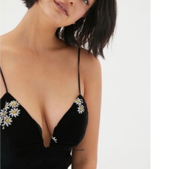 Urban Outfitters Ginger Velvet Daisy Embroidered
Black Velvet Corset Mini Dress - Picture 7 of 13